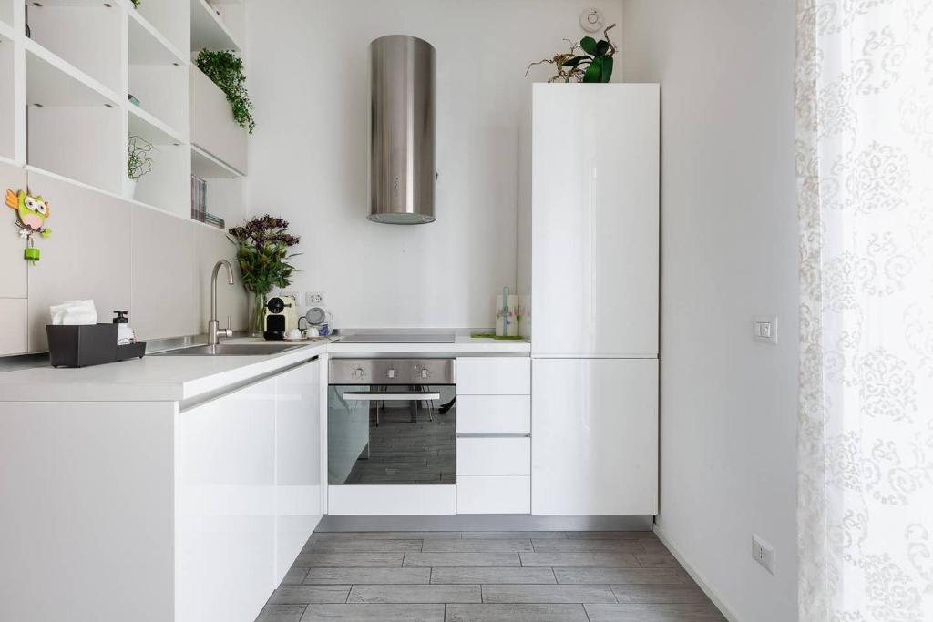 A kitchen or kitchenette at Stupendo e accogliente apt (15 min dal Duomo)