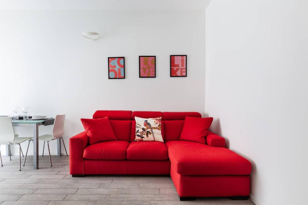 A seating area at Stupendo e accogliente apt (15 min dal Duomo)