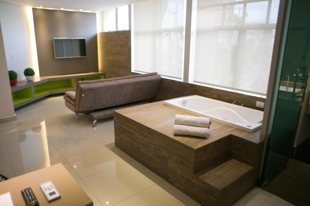  Serranos Park Hotel