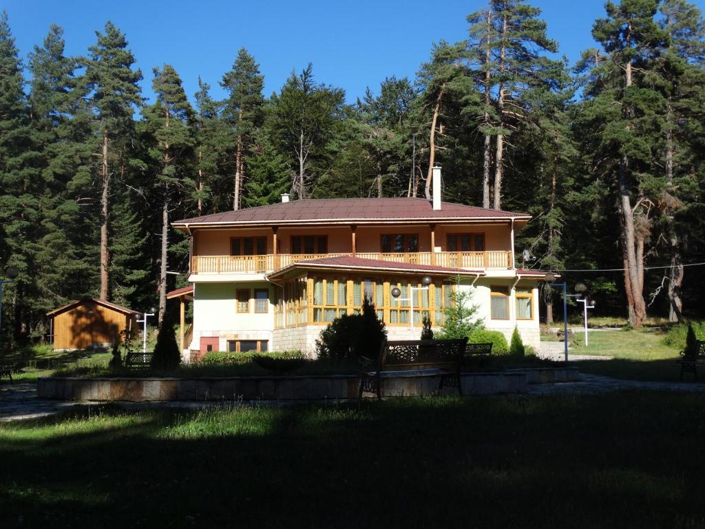 a large house in the middle of a forest at ВИЛА Каркария in Tsrŭncha
