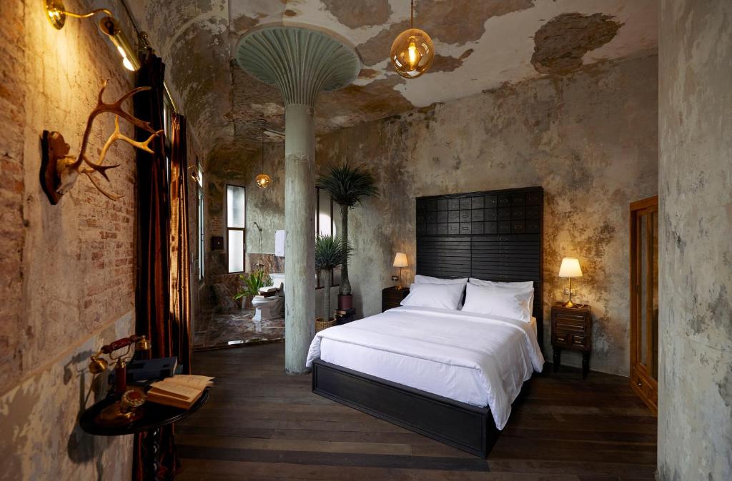 The Mustang Blu - 16