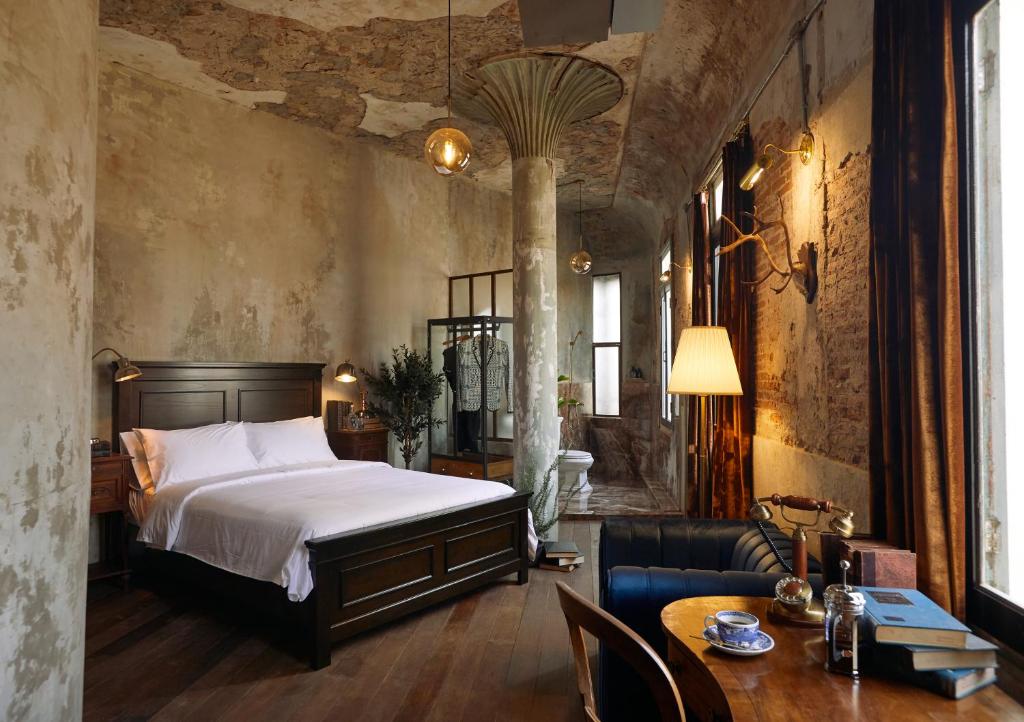 The Mustang Blu - 19