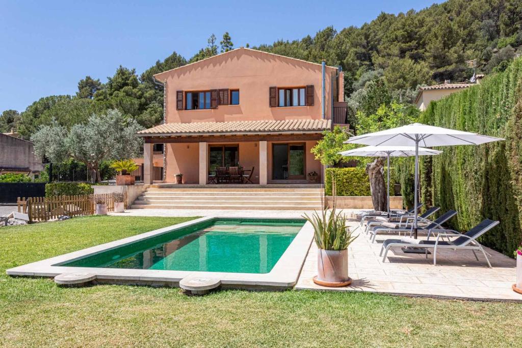 uma villa com piscina em frente a uma casa em Sa Tanca de sa Nina em Mancor del Valle