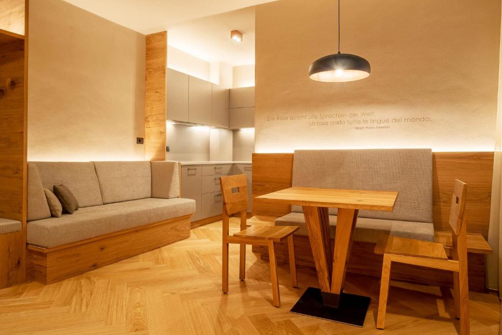 - un salon avec un canapé et une table dans l'établissement Ladurner Suites, à Merano