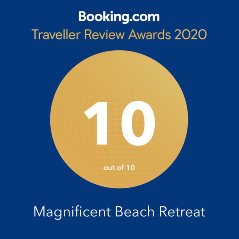 un círculo amarillo con el número en el centro en Magnificent Beach Retreat, en Jindalee