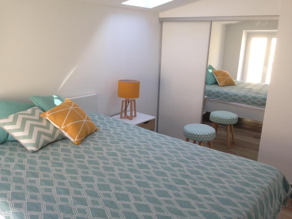 a bedroom with a bed and a mirror at Duplex en plein centre in Propriano