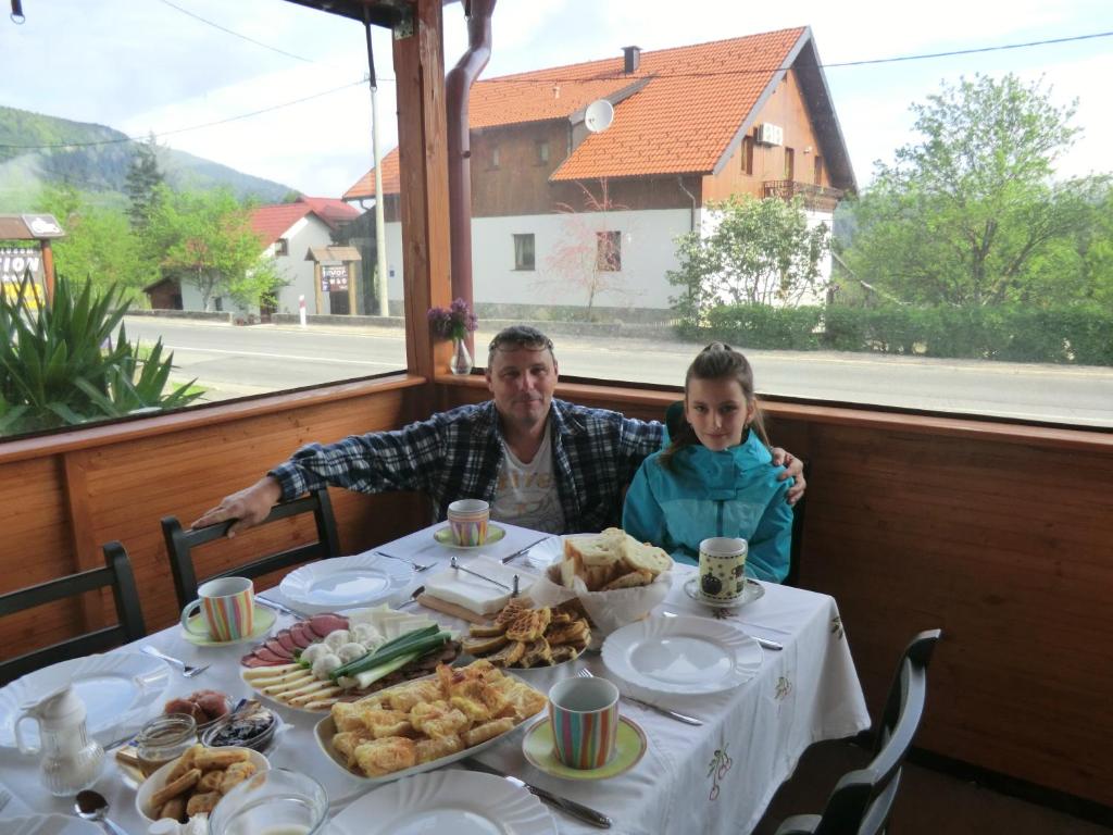 Jedlo v penzióne alebo blízkom okolí
