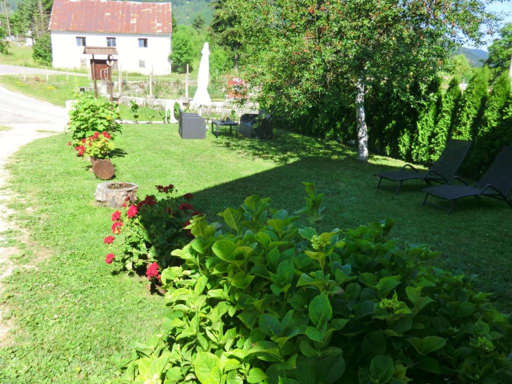 Vonkajšia záhrada v ubytovaní Ethno House Izvor