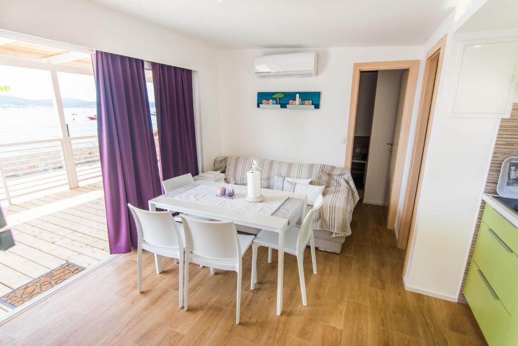 Kuchyňa alebo kuchynka v ubytovaní Mobile home Opal 2