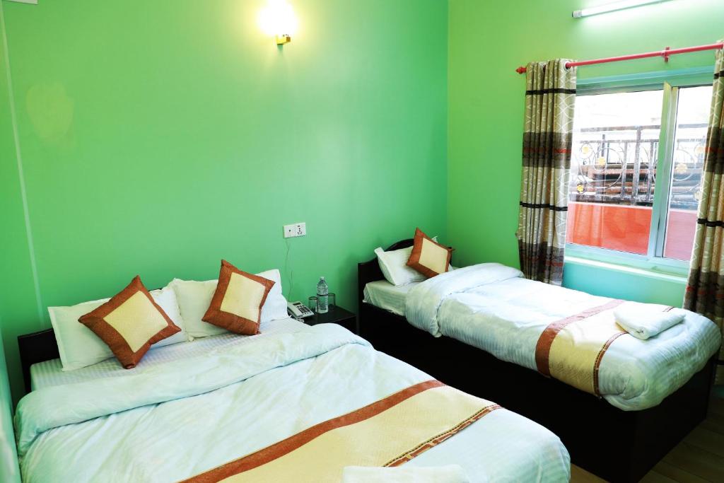 Llit o llits en una habitació de Hotel Pokhara Paradise