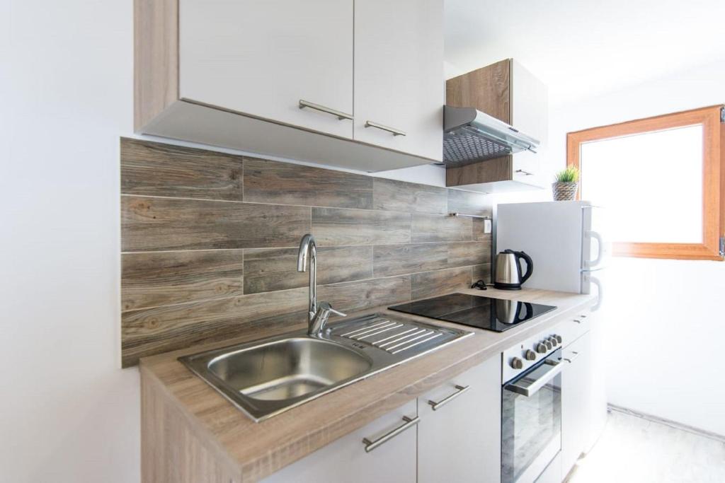 Kuchyňa alebo kuchynka v ubytovaní Mobile home Plumeria 3