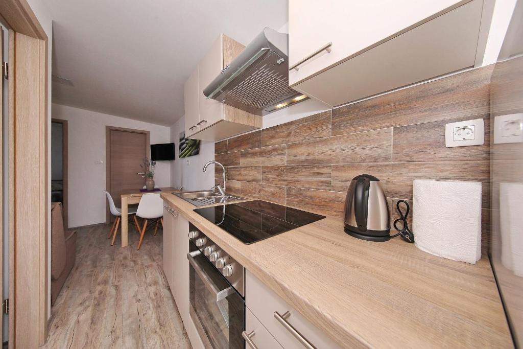 Kuchyňa alebo kuchynka v ubytovaní Mobile home Plumeria 3
