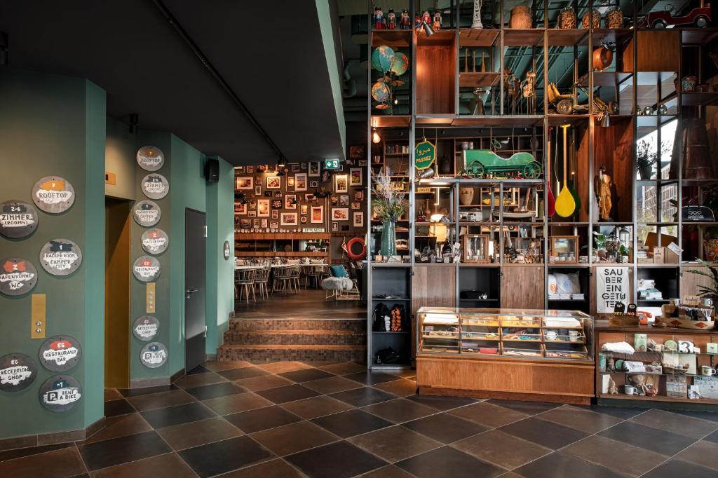 Lounge nebo bar v ubytování PIERDREI Hotel HafenCity Hamburg
