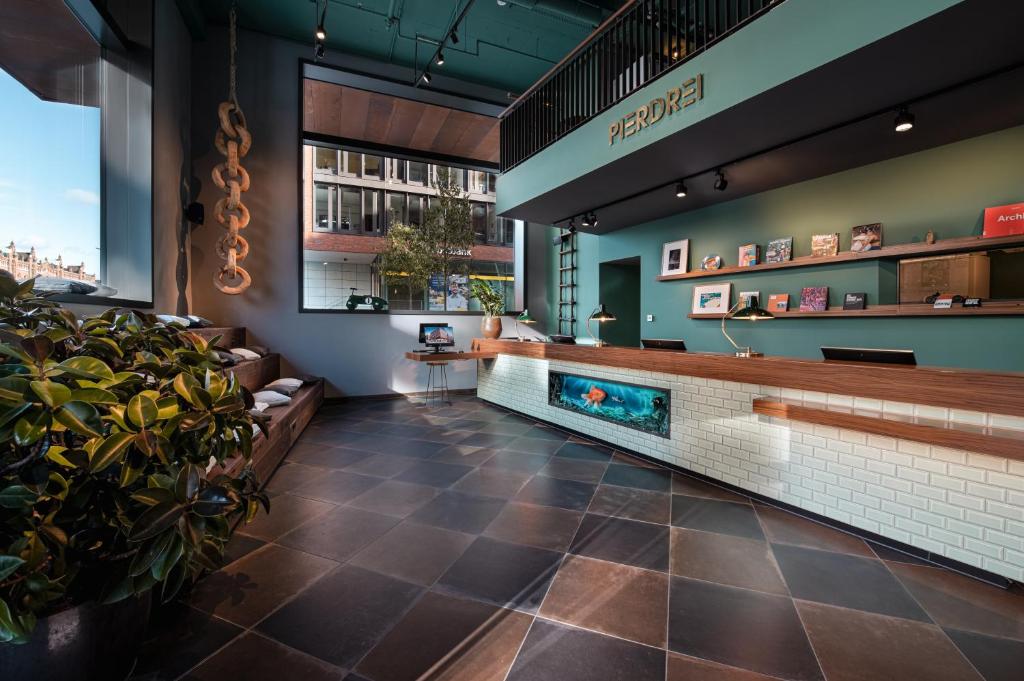 une salle d'attente dans un magasin krispy kreme dans l'établissement PIERDREI Hotel HafenCity Hamburg, à Hambourg