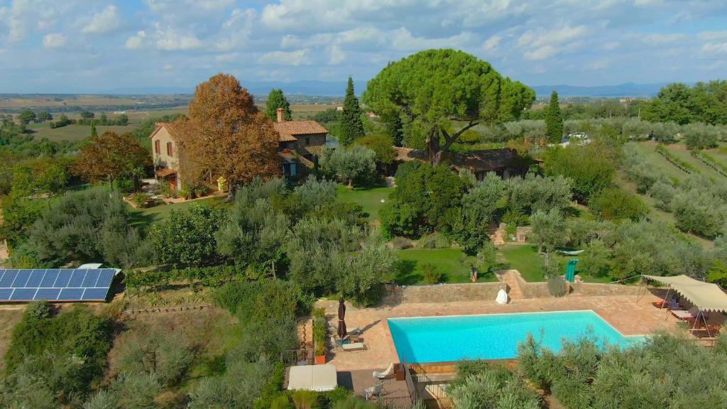 - une vue aérienne sur une maison avec une piscine dans l'établissement Fontanaro Farm and Culinary School, à Paciano