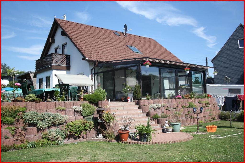 ein Haus mit einem Dach mit einer Treppe davor in der Unterkunft Susi"s Ferienwohnungen in Wermelskirchen