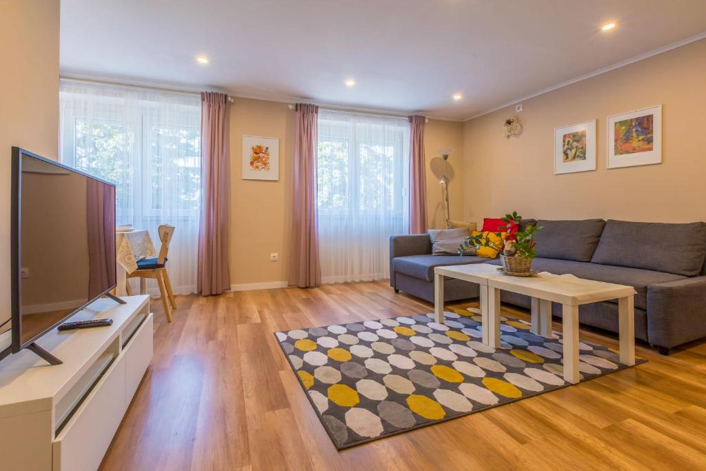 Televízia a/alebo spoločenská miestnosť v ubytovaní Apartment Edmond