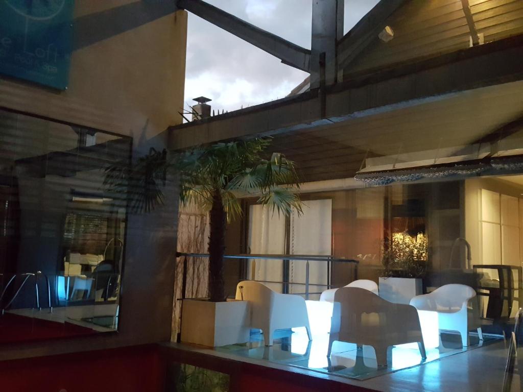 Posezení v ubytování Be Loft B&B Pool & Spa