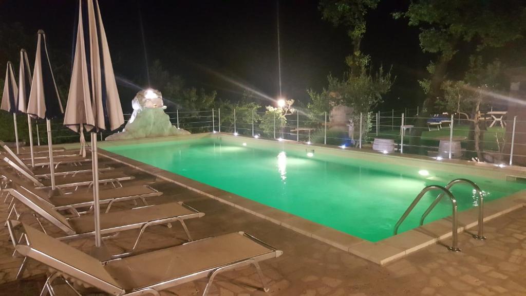 The swimming pool at or close to Albergo B&B Antica Trattoria Bacco