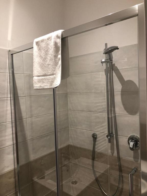 W łazience znajduje się prysznic ze szklanymi drzwiami. w obiekcie Casa Vincenzina w Bolonii
