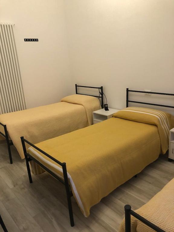 Łóżko lub łóżka w pokoju w obiekcie Casa Vincenzina
