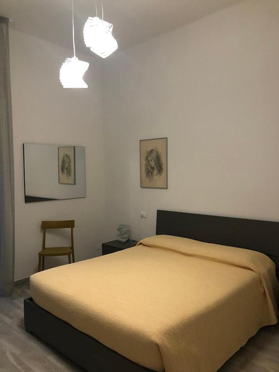 sypialnia z łóżkiem i krzesłem w obiekcie Casa Vincenzina w Bolonii