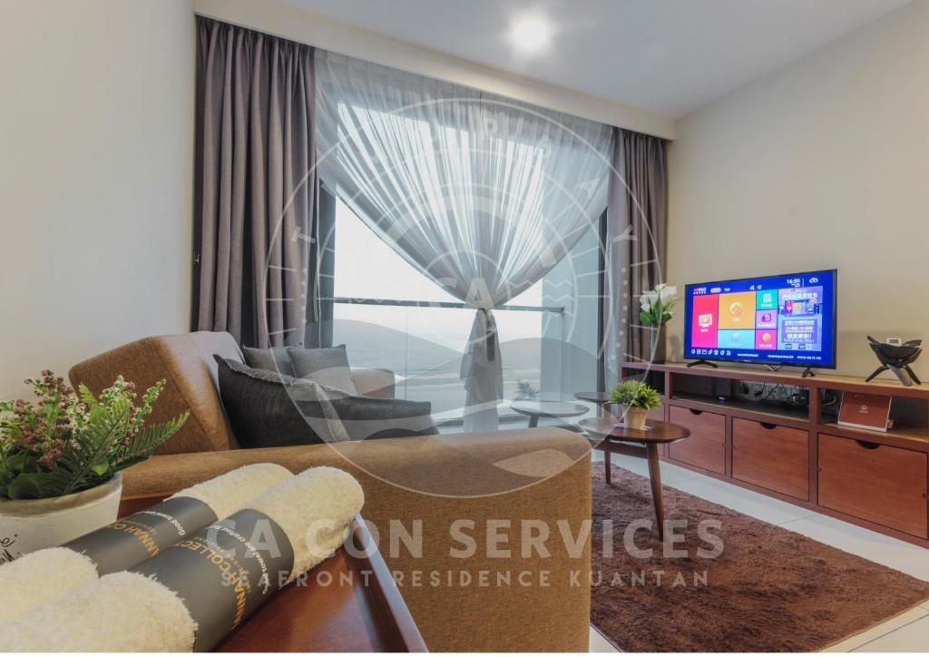 uma sala de estar com um sofá e uma televisão em TimurBay Stunning By CA CON em Kuantan