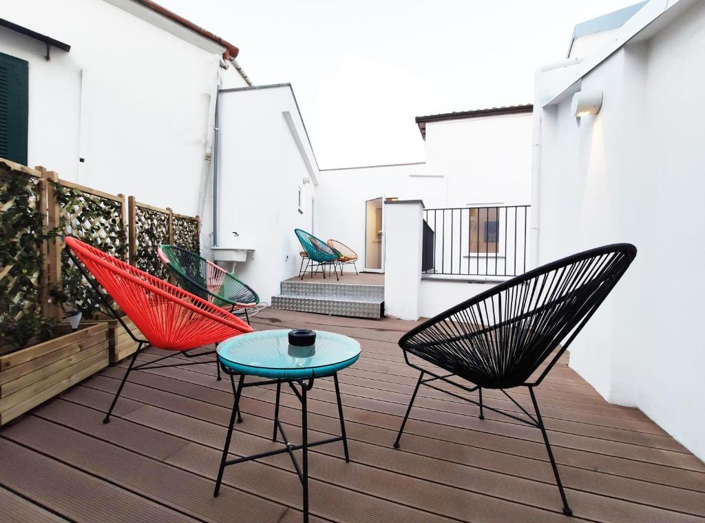 patio con 3 sedie e tavolo su una terrazza di Tric Trac Hostel a Napoli