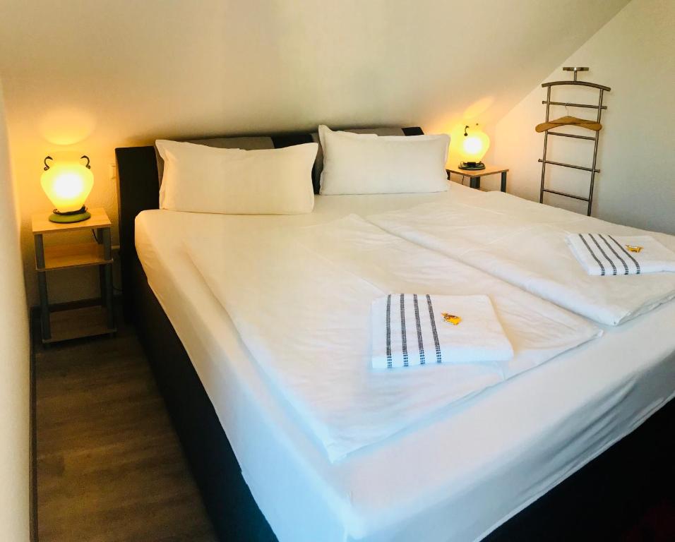 מיטה או מיטות בחדר ב-LUX Ferienwohnungen