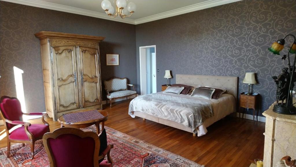 Postel nebo postele na pokoji v ubytování Manoir de Conjon