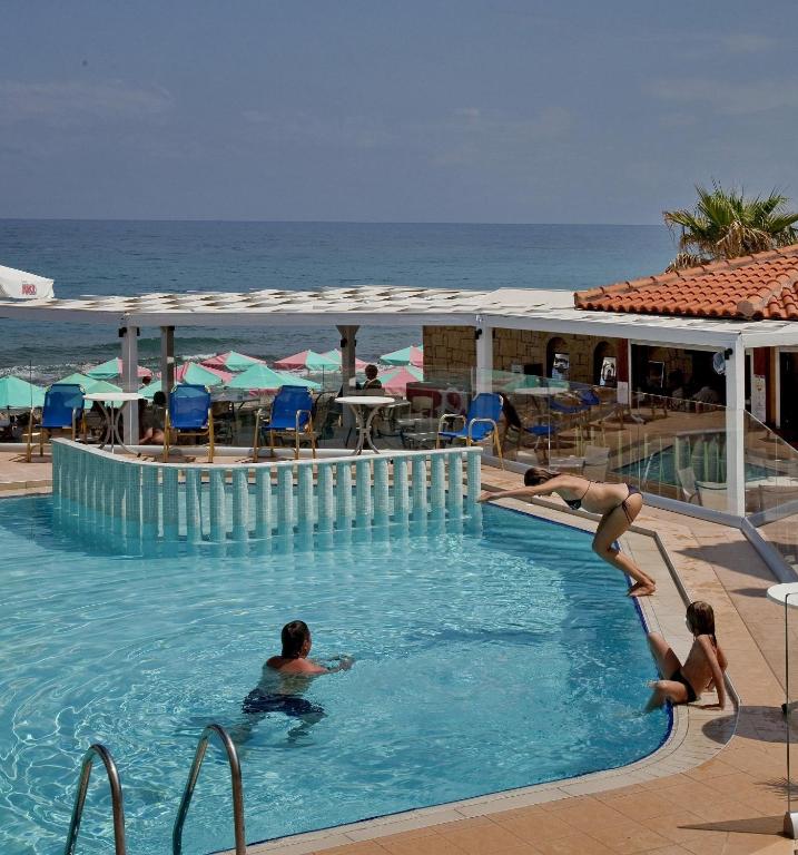 Bazén v ubytování Jo An Beach Hotel nebo v jeho okolí
