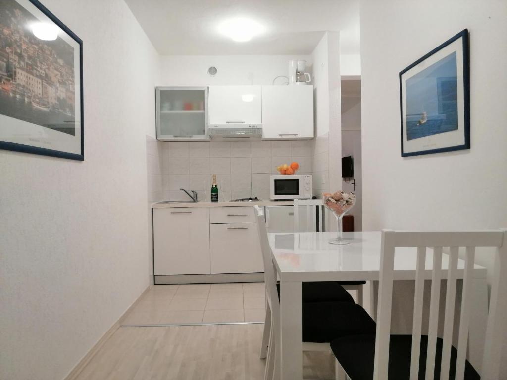 Kuchyň nebo kuchyňský kout v ubytování APARTMENT ARIA