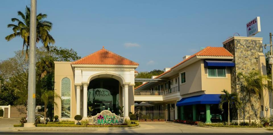 un bâtiment avec une arche au milieu d'une rue dans l'établissement hotel villa magna poza rica, à Poza Rica de Hidalgo