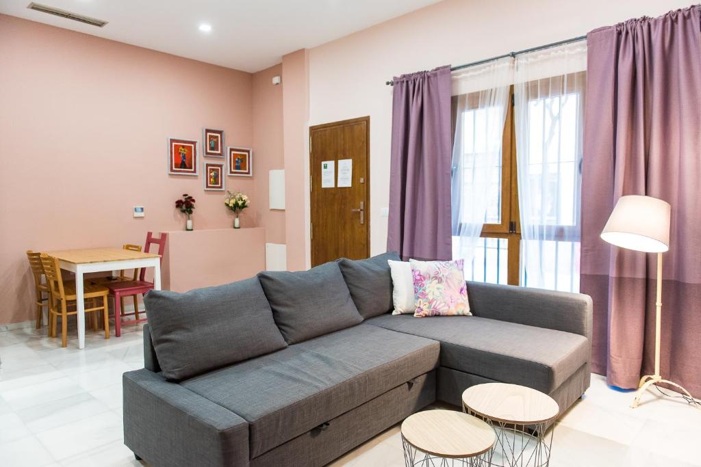 sala de estar con sofá y mesa en TOURIST HOUSE GRAVINA, en Sevilla
