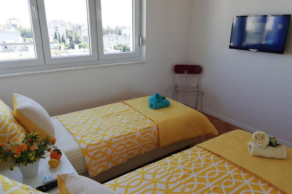 Posteľ alebo postele v izbe v ubytovaní Apartment Altitudo Split sea and city view terrace comfortable and new