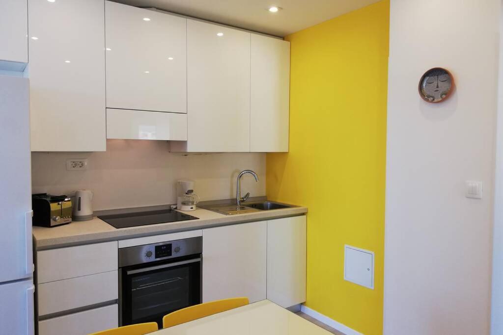 Kuchyňa alebo kuchynka v ubytovaní Apartment Altitudo Split sea and city view terrace comfortable and new