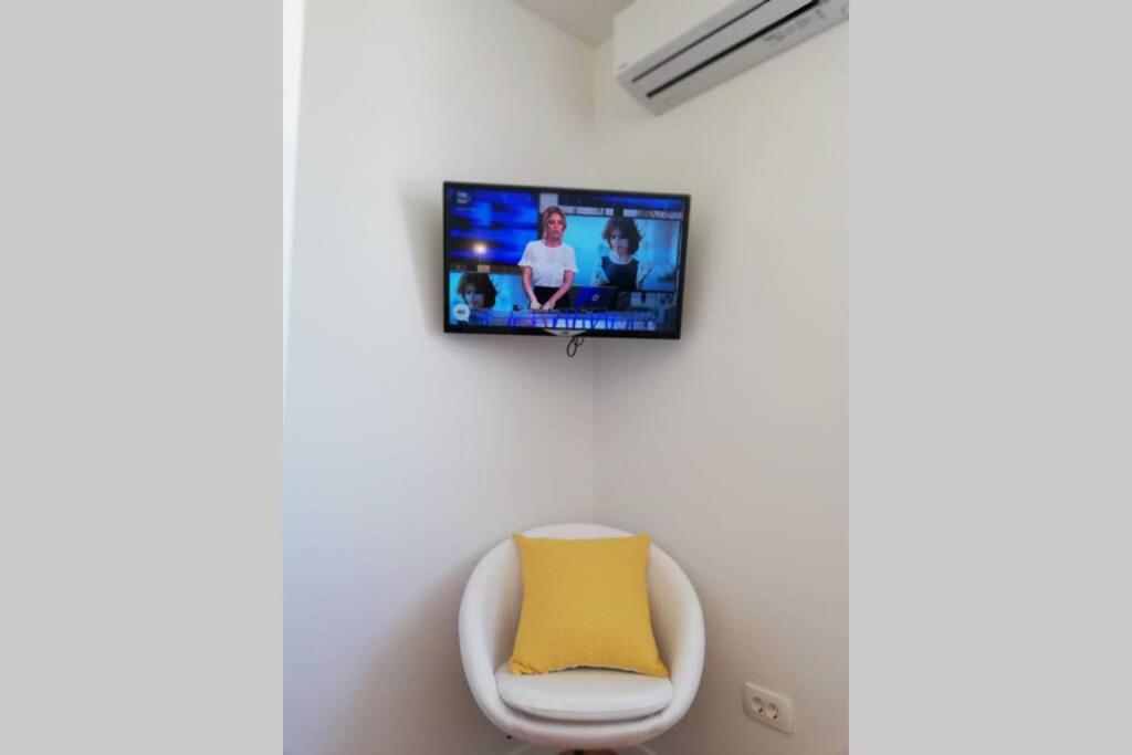 Televízia a/alebo spoločenská miestnosť v ubytovaní Apartment Altitudo Split sea and city view terrace comfortable and new