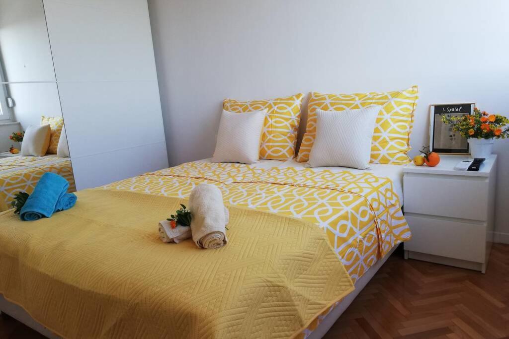 Posteľ alebo postele v izbe v ubytovaní Apartment Altitudo Split sea and city view terrace comfortable and new