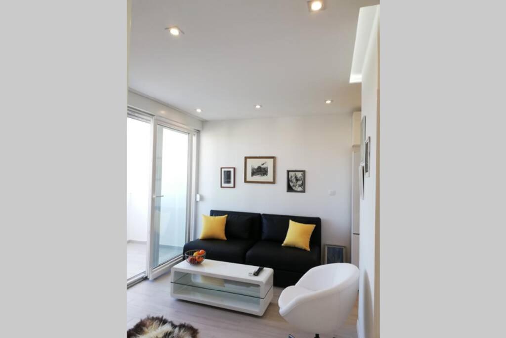 Posedenie v ubytovaní Apartment Altitudo Split sea and city view terrace comfortable and new