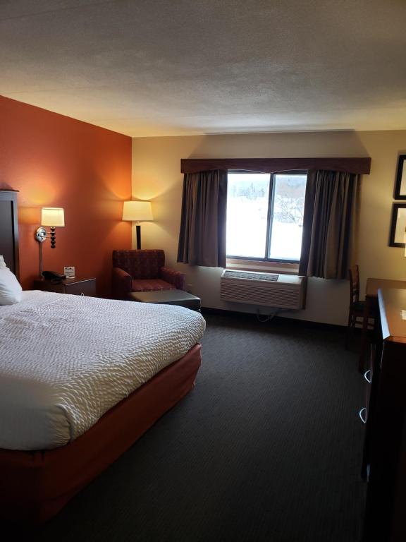 AmericInn by Wyndham Iron River - Kamer Met Kingsize Bed - Niet-Rokers