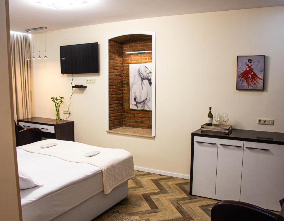 una camera d'albergo con letto e TV di BFG Suit Mtatsminda a Tbilisi City