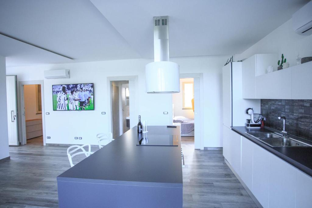 A kitchen or kitchenette at T Villa