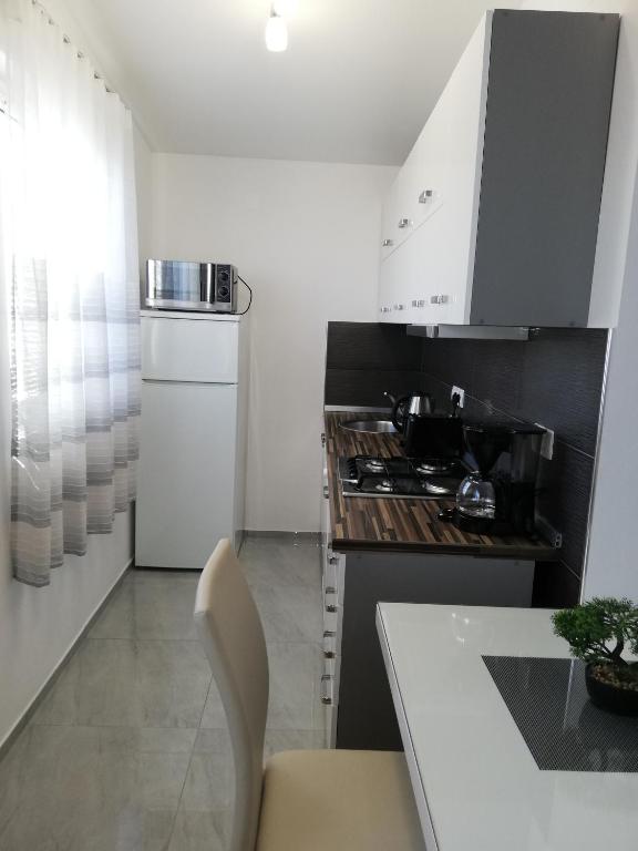Kuchyňa alebo kuchynka v ubytovaní Apartmani Poljanec