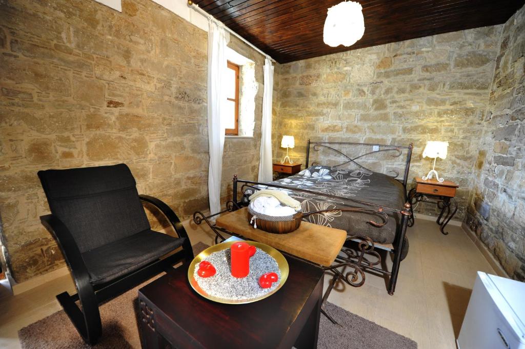 a room with a bed and a chair and a table at Esperando in Maroni