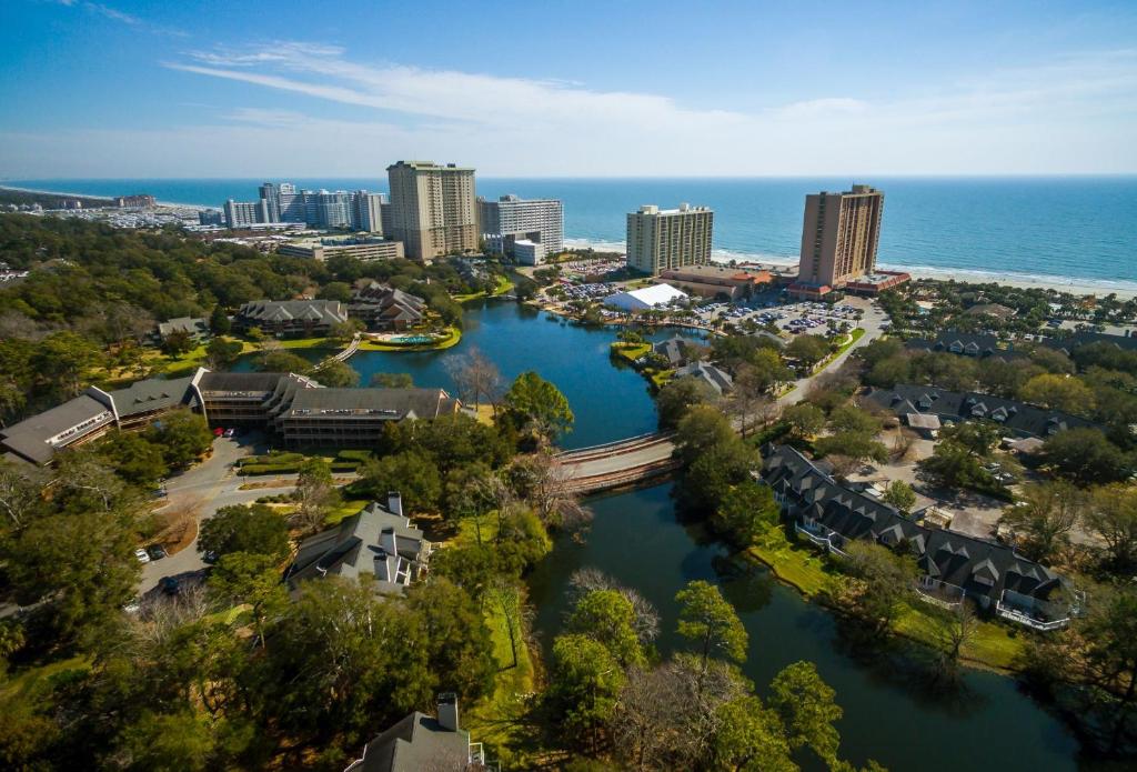 una vista aérea de una ciudad con un río en Palmetto Vacation Rentals at Kingston Plantation en Myrtle Beach