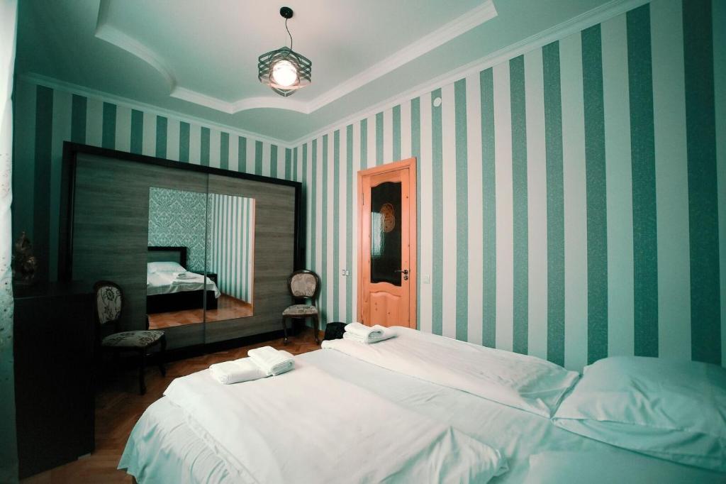 Postel nebo postele na pokoji v ubytování Apartment OLD KUTAISI