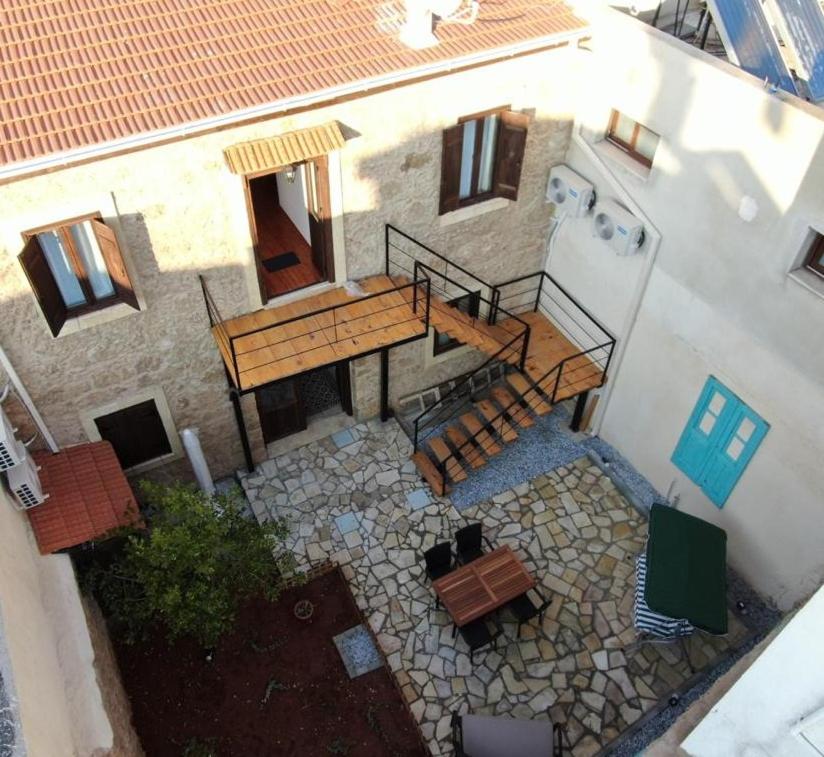 een uitzicht op een huis met terras en trap bij Jasmine Lodge in Famagusta