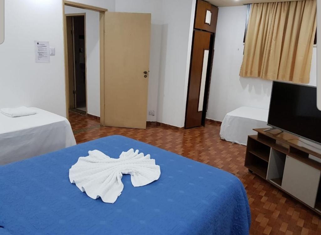 a room with two white towels on a blue table at HOTEL POUSADA ALAGOINHAS in Alagoinhas