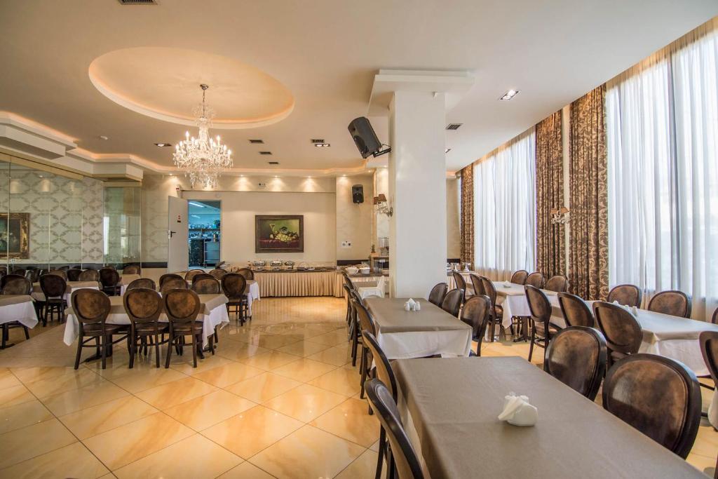 Restaurace v ubytování Rihios Hotel