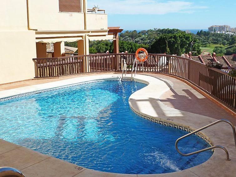 สระว่ายน้ำที่อยู่ใกล้ ๆ หรือใน Luxurious duplex penthouse with golf and sea views